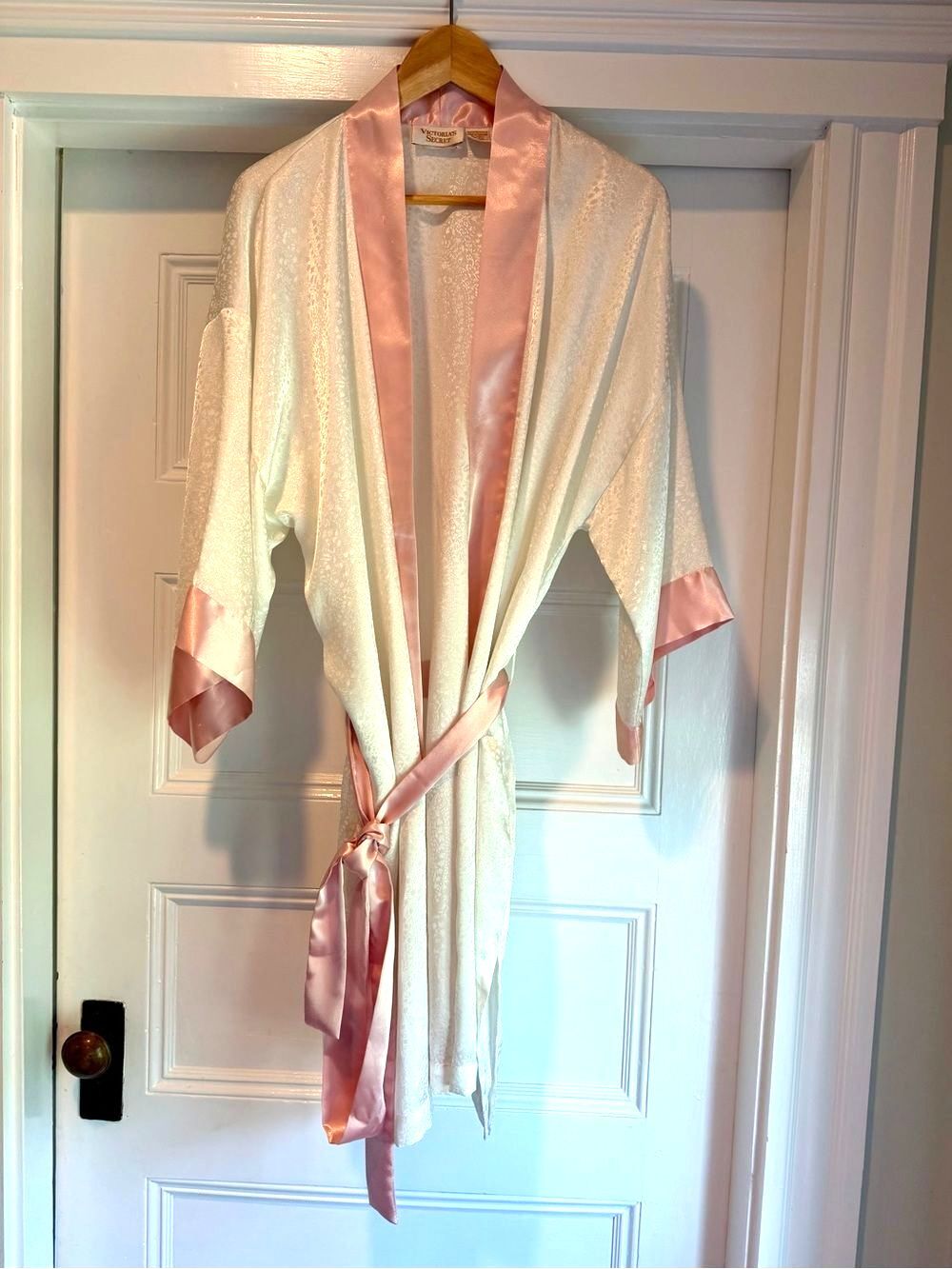 Vintage Gold Label Victoria's Secret Ivory Floral Jacquard Satin Robe Pink Trim